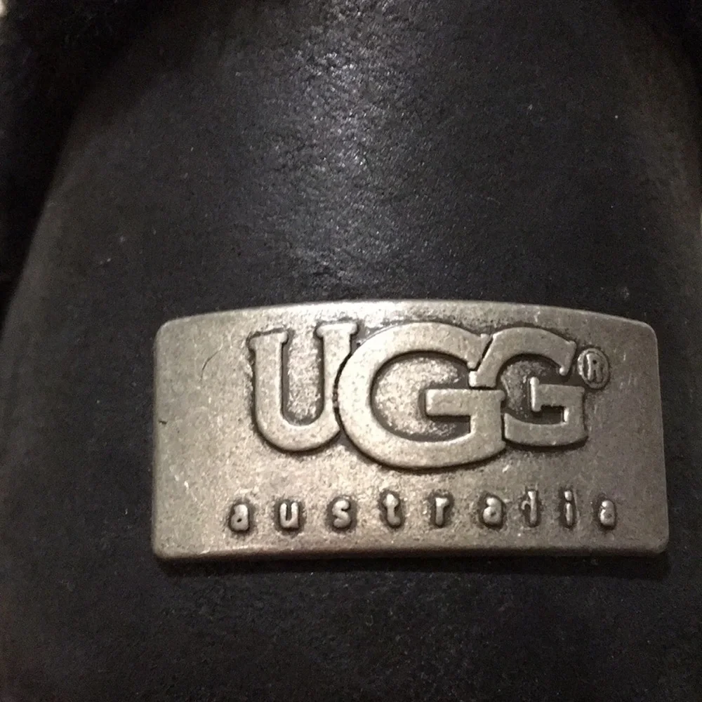 LIKE NEW! Ugg womens Becket Triple Buckle 1005380 Leather Shearling Boots size 8